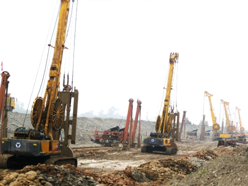 徐(xu)工連續牆機群(qún)樂山施工