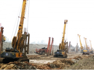 徐工(gōng)連續牆(qiáng)機群樂(le)山施工(gong)