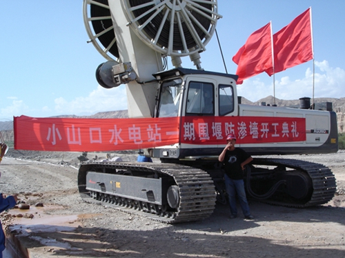 連續牆施(shi)工-新疆庫爾勒(le)開都河水電站(zhan)圍堰工程