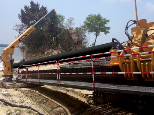 徐工XZ5000水平定向(xiàng)鑽機成功川越(yue)馬來西亞海灣(wān)