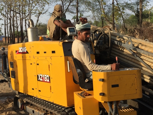 印度黑土地上(shàng)穿梭的徐工金(jin)