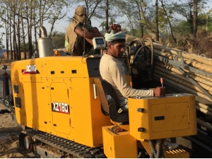 印度(dù)黑土地(di)上穿梭(suō)的徐工(gōng)金